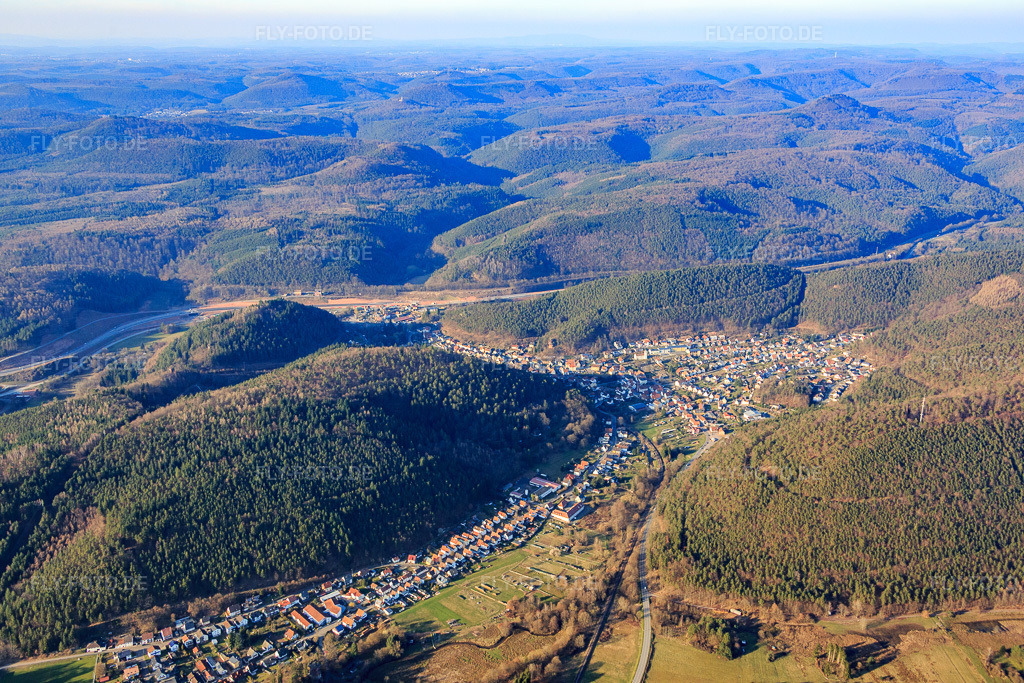 Luftbild: Ortsansicht aus Süden in Hinterweidenthal im Bundesland Rheinland-Pfalz in Deutschland.Foto: IMG_086777.jpg vom 26.03.2016 durch Werner Riehm/FLY-FOTO.deAuflösung des Originals: 5472 x 3648 px