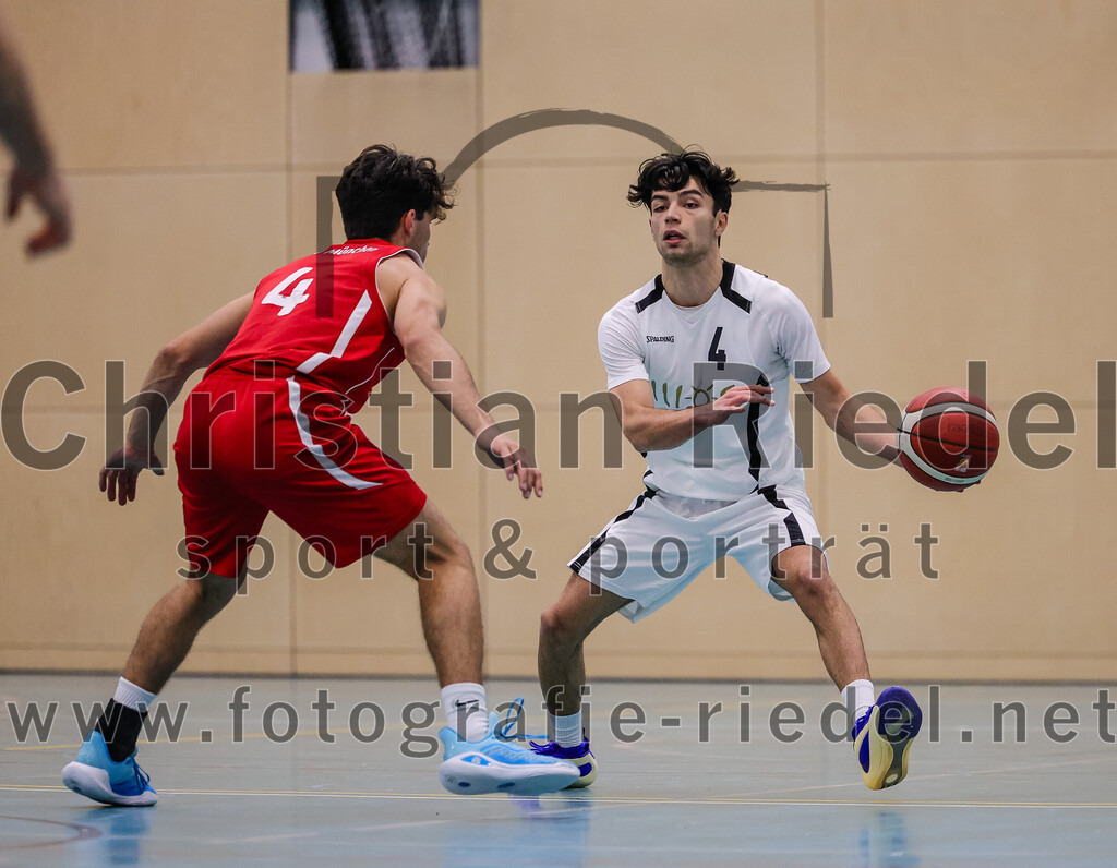 2025-12-06_054_TSV_Vaterstetten_gegen_MTV_1879_Muenchen | Vaterstetten, Deutschland, 06.12.2025:Basketball, 2. Regionalliga Süd 2025 / 2026, 9. Spieltag, TSV Vaterstetten gegen MTV 1879 München, Endergebnis: 58:83Julian Rothmann (MTV 1879 München, #4), Altay Öztürk (TSV Vaterstetten, #4)Foto: Christian Riedel / fotografie-riedel.net