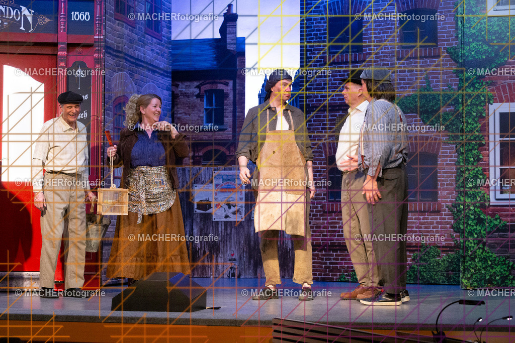 155_MFL-2025 | Portraitbilder von Regisseur; Darsteller; Techniker; Maske; Kostüme; Chor; Musiker; Bilderserie der Generalprobe und der Premierenvorstellung, Szenenbilder; Ausdrucksstudien; Bühnenüberblick; Bühnenkulissen; Pressefotos inkl. Redaktionsfoto Darstellergruppe.