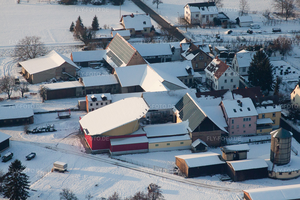 Luftbild: Winterlich schneebedeckte Drehbare Photovoltaikanlage auf einem Stall im Ortsteil Deutschhof in Kapellen-Drusweiler im Bundesland Rheinland-Pfalz in Deutschland. Foto: IMG_36465.jpg vom 03.01.2011 durch Werner Riehm/FLY-FOTO.de