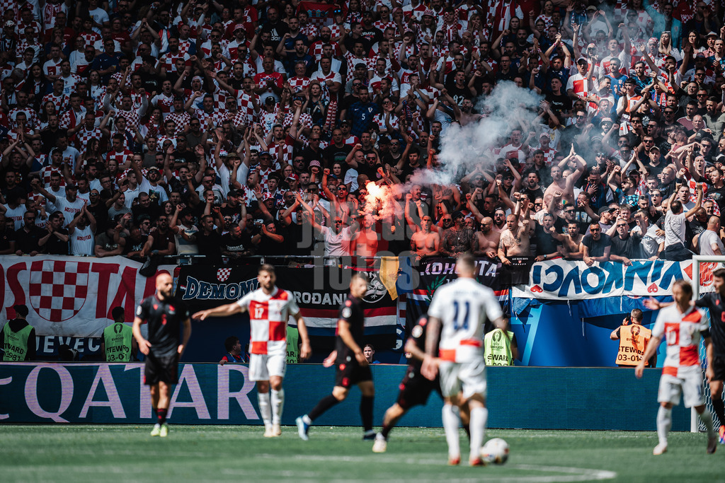 Fußball | Herren | UEFA-Fußball-Europameisterschaft 2024 | Gruppe B | Kroatien vs. Albanien | 19.06.2024 | Fans im Fanblock von Kroatien zünden Pyrotechnik