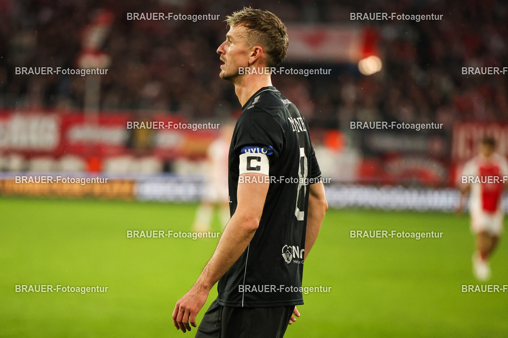 Rot-Weiss Essen - 1.Fc Schweinfurt | Essen, Deutschland, 02.11.2025 Thomas Meißner (1.FC Schweinfurt)   schaut während des 3.Liga Spiels zwischen  Rot-Weiss Essen und 1.Fc Schweinfurt am 02.11.2025 im Stadion an der Hafenstraße in Essen. (Foto von Timo Bluhmki-Schmidt/Brauer Fotoagentur