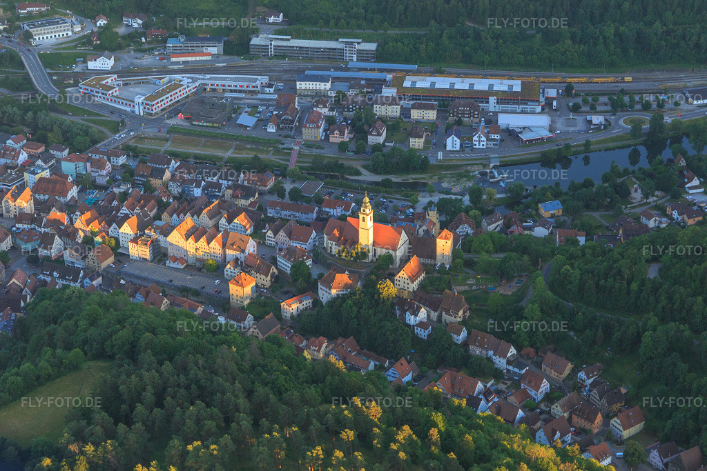 Luftbild: Altstadt mit Marktstraße Burg Hohenberg und Stiftskirche Heilig Kreuz in Horb am Neckar im Bundesland Baden-Württemberg in Deutschland. Foto: IMG_149077.jpg vom 28.06.2025 durch Werner Riehm/FLY-FOTO.deAktuelles - Katholische Kirche Horb - Kirchenblatt