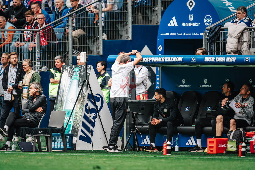 Fußball | Männer | Saison 2023/2024 | 2. Fußball-Bundesliga | 28. Spieltag | Hamburger SV vs. 1. FC Kaiserslautern | 06.04.2024 | Trainer Friedhelm Funkel (1. FC Kaiserslautern) frustriert