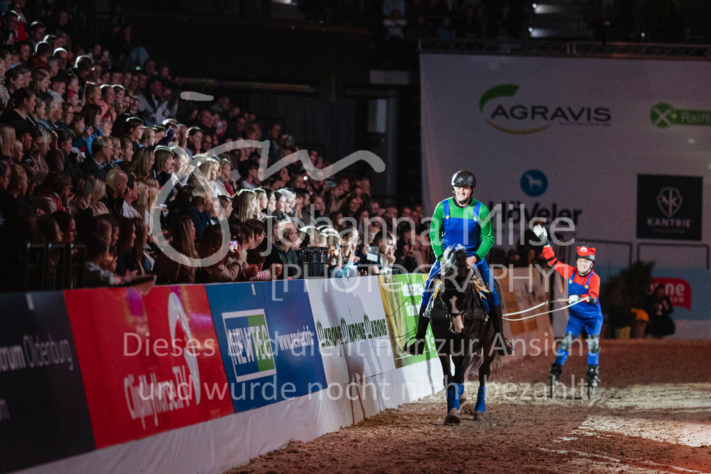 241102_Oldenburg_Show-346 | Deine schönsten Turniermomente als professionelle Fotos! Entdecke hochwertige Pferdesport-Fotografie im Online-Shop. Jetzt Fotos finden & bestellen!