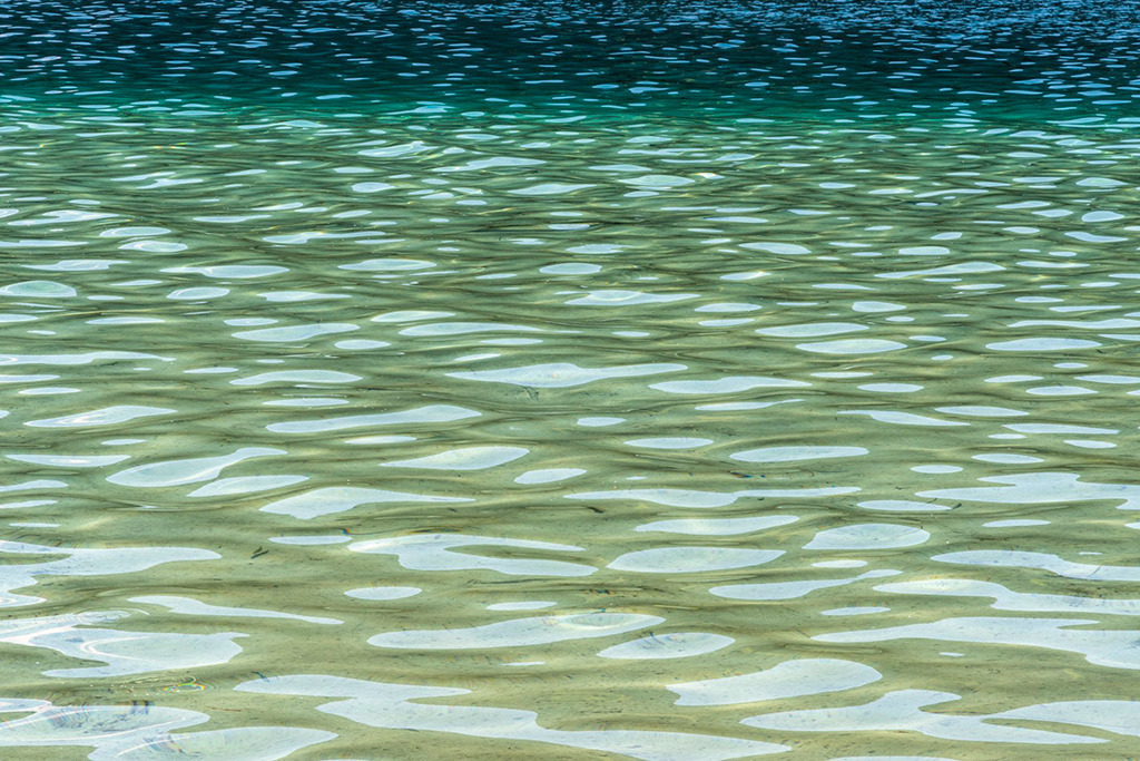 Ruhige Wellenmuster an einem Alpensee in Kärnten | Bestell-Nr. oe_2020_06_0885 - Realisiert mit Pictrs.com