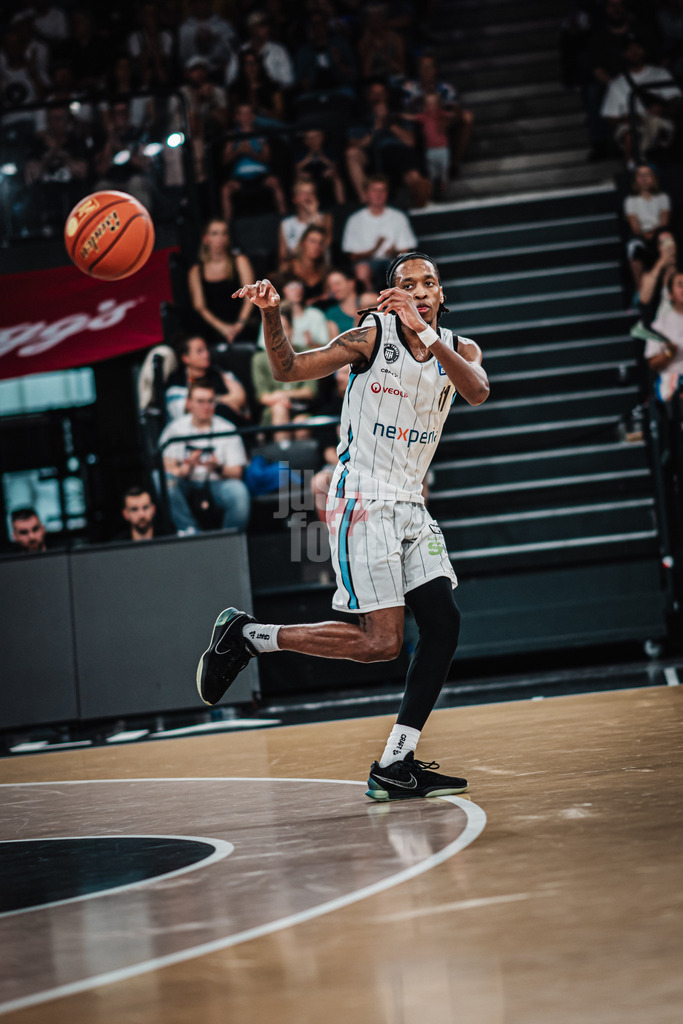 Basketball | Männer | Saison 2024/2025  | easyCredit Basketball Bundesliga | Testspiel | Veolia Towers Hamburg vs. EWE Baskets Oldenburg | 25.08.2024 | Keondre Kennedy (#11, Veolia Towers Hamburg) passt den Ball