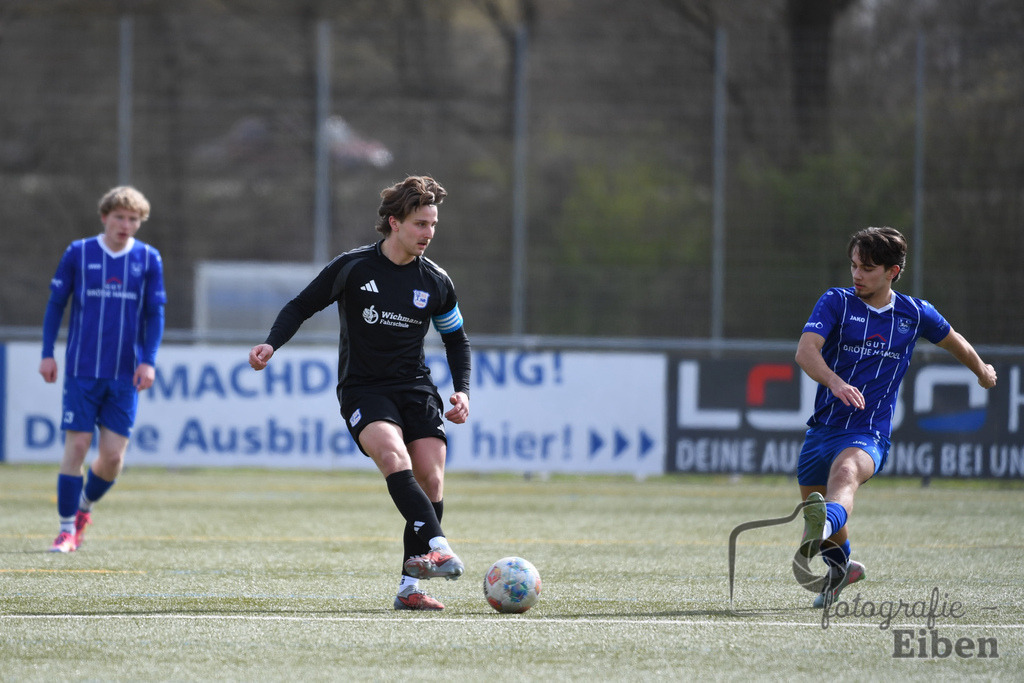 FC Rastede-VFl Stenum | Herren Bezirksliga 2; FC Rastede (blau)-VFL Stenum (schwarz) am 29.03.2026 in Rastede (Sportanlage Köttersweg), Photo: Philip Eiben 2026 - Realisiert mit Pictrs.com