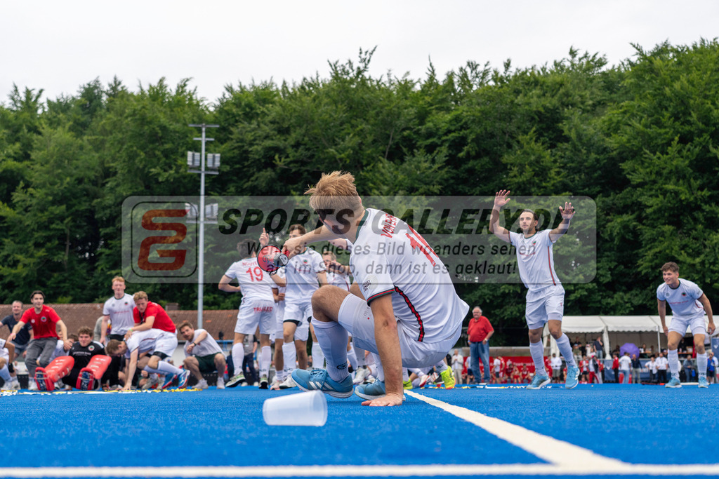 Final4_20250601-1520-HK108782 | Krefeld, Deutschland, 01.06.2025:  Feldhockey Final4 2025 – „Deutsche Feldhockey-Meisterschaften 2025“ Crefelder HTC - Rot-Weiss Köln (Finale Herren) im Gerd-Wellen-Hockeyanlage am 01.06.2025 in Krefeld, Deutschland. (Foto von Kramhöller/Fehrmann/Kaste)Krefeld, Germany, 01.06.2025: Feldhockey Final4 2025 – „Deutsche Feldhockey-Meisterschaften 2025“ Harvestehuder HTC - Düsseldorfer HC (Finale Damen) in Gerd-Wellen-Hockeyanlage at 01.06.2025 in Krefeld, Deutschland. (Foto from Kramhöller/Fehrmann/Kaste)