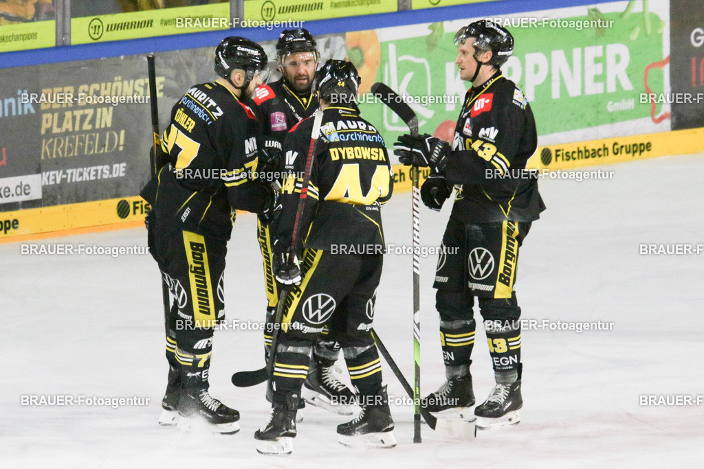 02.11.2025: DEL2  Krefeld Pinguine - Eispiraten Crimmitschau | Krefeld, Deutschland, 02.11.2025: Jon Matsumoto (Krefeld Pinguine) jubelt nach seinem Tor während des DEL2-Spiels zwischen Krefeld Pinguine - Eispiraten Crimmitschau am 02.11. 2025 in der Yayla-Arena in Krefeld, Deutschland. (Foto Ralph Görtz / Brauer-Fotoagentur)