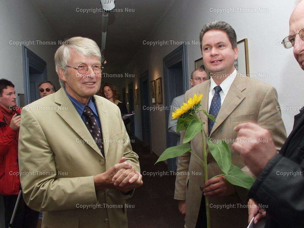 P9151385 | Heppenheim, im Jahre 2003, Landrat Norbert Hofmann räumt seinen Schreibtisch, links neben ihm der neugewählte Landrat Matthias Wilkes, 