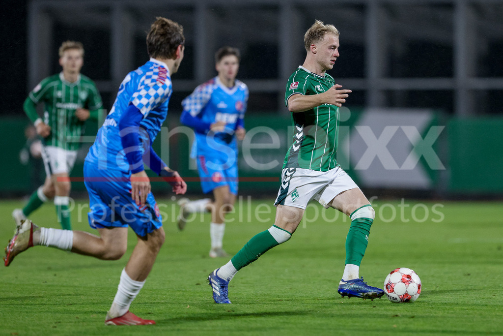Fussball, Regionalliga Nord, SV Werder Bremen II - FC Eintracht Norderstedt | Dennis Lütke-Frie (SV Werder Bremen II, 10) am Ball, Einzelbild, Ganzkörper, Aktion, Action, Spielszene