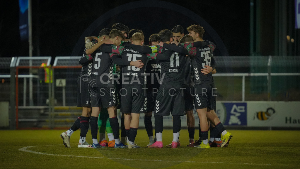 Fußball, Herren, Saison 2025/2026, Regionalliga Nordost, 20. Spieltag, FSV 63 Luckenwalde vs. 1.FC Magdeburg II, Mittwoch 04.03.2026, Werner-Seelenbinder-Stadion Luckenwalde, | Fußball, Herren, Saison 2025/2026, Regionalliga Nordost, 20. Spieltag, FSV 63 Luckenwalde vs. 1.FC Magdeburg II, Mittwoch 04.03.2026, Werner-Seelenbinder-Stadion Luckenwalde, Im Bild: Der Mannschaftskreis des 1.FC Magdeburg II vor Spielbeginn. - Realisiert mit Pictrs.com