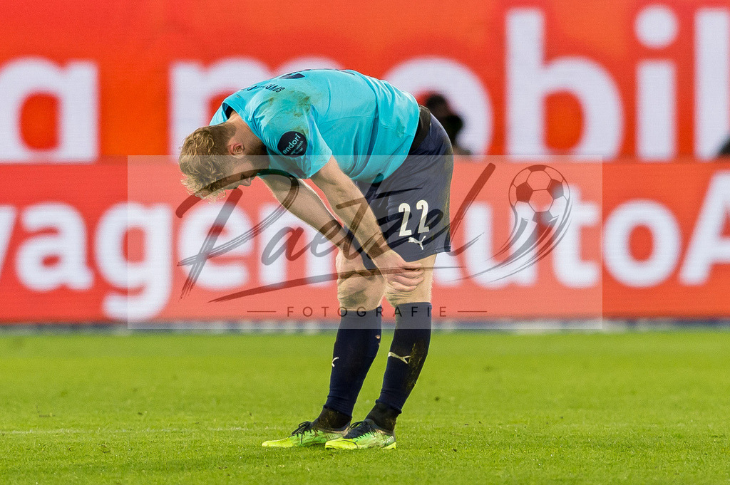 WOBFUE20220206_064 | Fussball, Herren: Sebastian Griesbeck (SpVgg Greuther Fuerth) enttaeuscht bei dem Spiel der 1. Bundesliga zwischen VfL Wolfsburg und SpVgg Greuther Fuerth in der Volkswagen Arena am 06.02.2022 in Wolfsburg, Deutschland.DFB / DFL REGULATIONS PROHIBIT ANY USE OF PHOTOGRAPHS AS IMAGE SEQUENCES AND/OR QUASI-VIDEO. - Realisiert mit Pictrs.com