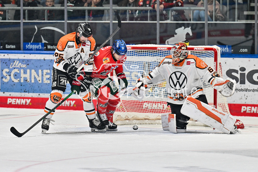 Augsburger Panther - Grizzlys Wolfsburg | v. l. Fabio PFOHL (Grizzlys Wolfsburg 95), Tim WOHLGEMUTH (Augsburger Panther 33) und Hannibal WEITZMANN (Grizzlys Wolfsburg 67) / DEL: Augsburger Panther - Grizzlys Wolfsburg; Curt Frenzel Stadion am 10.10.2025