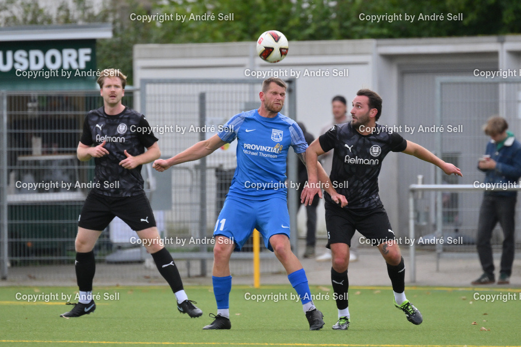 TSV Klausdorf vs SV Dörpum | Hime Hakaj (Klausdorf #5) vs Malte Johannsen (Dörpum #11) / Fußball-Landesliga Schleswig Männer 2026/2027 / TSV Klausdorf vs SV Dörpum / Kunstrasenplatz Klausdorf / Schwentinental / 17.10.26 - Realisiert mit Pictrs.com