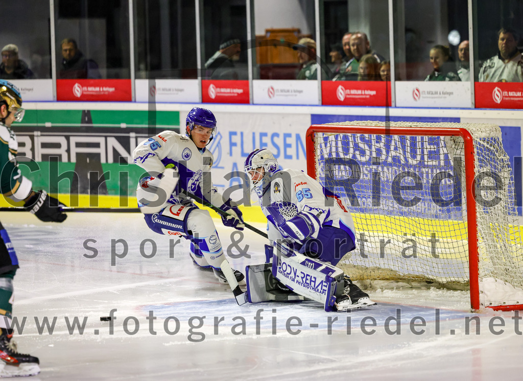 2025-09-26_023_TSV_Erding_gegen_SC_Riessersee | Erding, Deutschland, 26.09.2025:Eishockey, Oberliga Süd 2025 / 2026, 3. Spieltag, TSV Erding gegen SC Riessersee, Endergebnis: 3:5Lenny Elwing (SC Riessersee, #25), Torwart Patrik Mühlberger (SC Riessersee, #65)Foto: Christian Riedel / fotografie-riedel.net