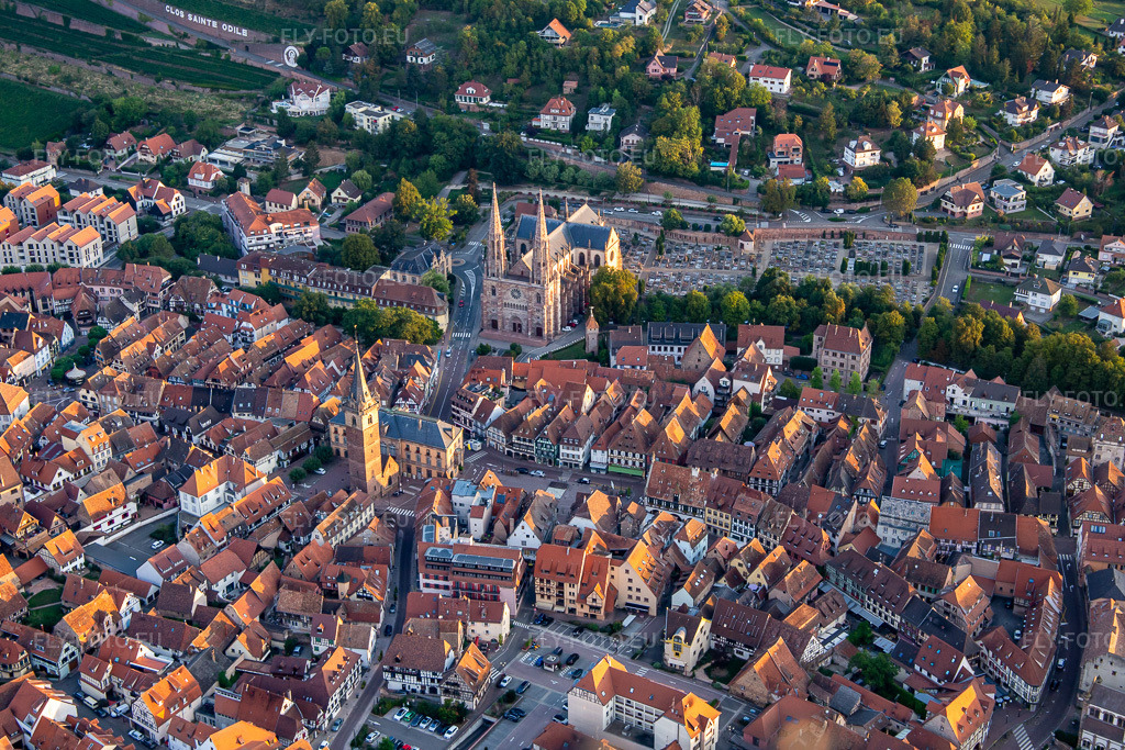 Vue aérienne: Église des Saints Pierre et Paul à Obernai dans le département Bas Rhin, France. Photo: IMG_137968.jpg prise le 19/08/2023 par Werner Riehm/FLY-FOTO.eu – Résolution de l'original: 4628 x 3085 px