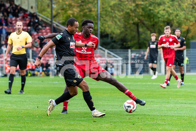 20241102_NSZ_5668 | Noah Mbamba (Fortuna Düsseldorf U23,No.13) am Ball gegen Robin Afamefuna (Fortuna Köln,No.22)DEU, Düsseldorf, 02.11.2024 Fußball, Regionalliga West, Saison 2024/2025, 14. Spieltag, Fortuna Düsseldorf U23 - SC Fortuna Köln - Realisiert mit Pictrs.com