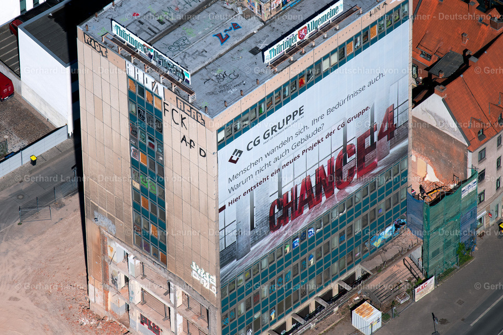 4026452 | ERFURT 07.05.2020 Baustelle zum Um- und Neubau am Hochhaus- Gebäude des " TA-Hochhaus - Chance 4 " - ehemals Sitz der Thüringer Allgemeine an der Max-Reger-Straße in Erfurt im Bundesland Thüringen, Deutschland. Weiterführende Informationen bei: Consus Real Estate AG (ehemals CG Gruppe AG),  homuth+partner architekten. // Reconstruction and new construction of high-rise building of " TA-Hochhaus - Chance 4 " former head office of the Thueringer Allgemeine on street Max-Reger-Strasse in Erfurt in the state Thuringia, Germany. Further information at: Consus Real Estate AG (ehemals CG Gruppe AG),  homuth+partner architekten. Foto: Gerhard Launer