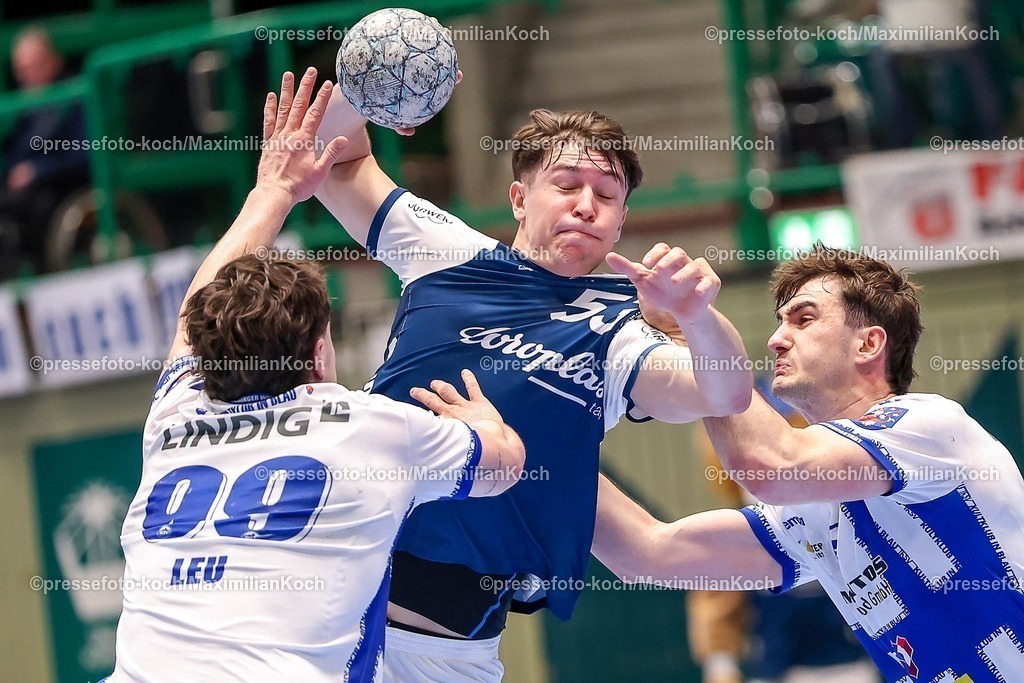 BHC11122501102 | 11.12.2025, Handball, HBL, Bergischer HC - ThSV Eisenach, Unihalle Wuppertal: Soeren Steinhaus (BHC #53) im Zweikampf gegen  Tillmann Leu (Eisenach #99) Stephan Seitz (Eisenach #44) 
