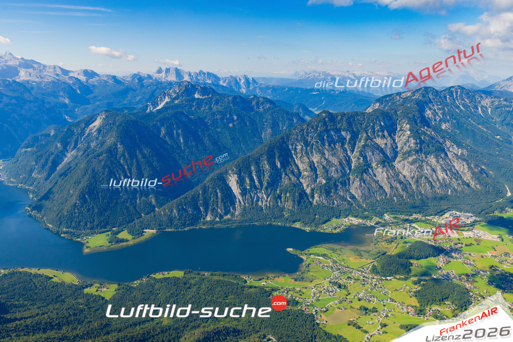 Klassische Luftaufnahme ohne Drohne zeigt:Hallstätter See bei Hallstatt - Die Luftbildaufnahme wurde 2025 vom UL-Flugzeug heraus erstellt ( keine Drohne ) - Hochauflösende Luftaufnahme -Nicht vergleichbar mit Google Maps oder Satelittenbilder- Die Geschenkidee !Mit Lizenz und Bildrechte bestellbar