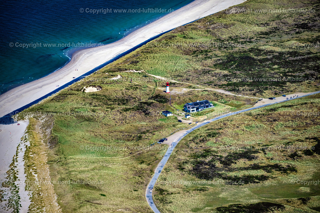 Sylt_List_Leuchturm_Listwest_ELS_1211210625 | LIST 21.06.2025 Leuchtturm "List-West" als historisches Seefahrtzeichen im Küstenbereich in List auf der Insel Sylt im Bundesland Schleswig-Holstein, Deutschland. // Lighthouse as a historic seafaring character in the coastal area " List-West " in List at the island Sylt in the state Schleswig-Holstein, Germany. Foto: Martin Elsen