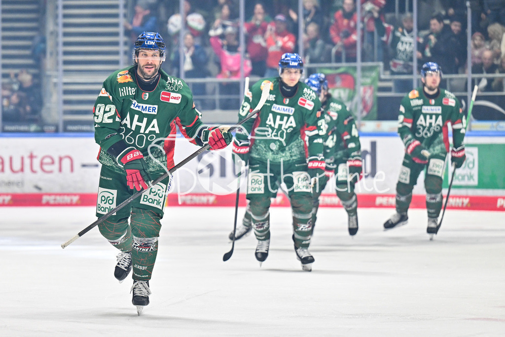 Augsburger Panther - Grizzlys Wolfsburg | AUGSBURG, GERMANY - 15. MARCH: jubel der Panther nach dem Treffer zum 1-0 durch Joseph CRAMAROSSA (Augsburger Panther 92) / Tor / Torschuetze / Freude / Happy während dem Match zwischen den Augsburger Panthern und den Grizzlys Wolfsburg am 52. Spieltag der Penny DEL im Curt Frenzel Stadion
