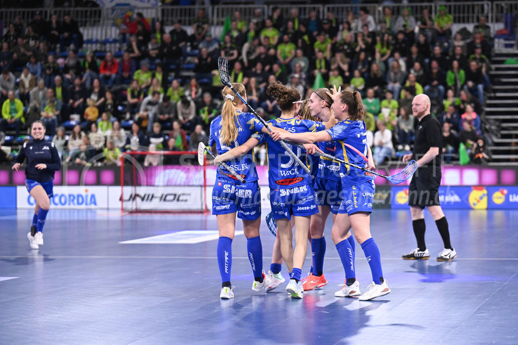 Kloten-Dietlikon Jets vs Skorpion Emmental Zollbrück - 15. April 2023 | Kloten-Dietlikon Jets vs Skorpion Emmental Zollbrück
Stimo Arena, Kloten
Leonie Wieland (#2 Kloten-Dietlikon Jets) erzielt das 4:1.
Bild: Sportfotografie Markus Aeschimann | www.markus-aeschimann.ch - Realisiert mit Pictrs.com