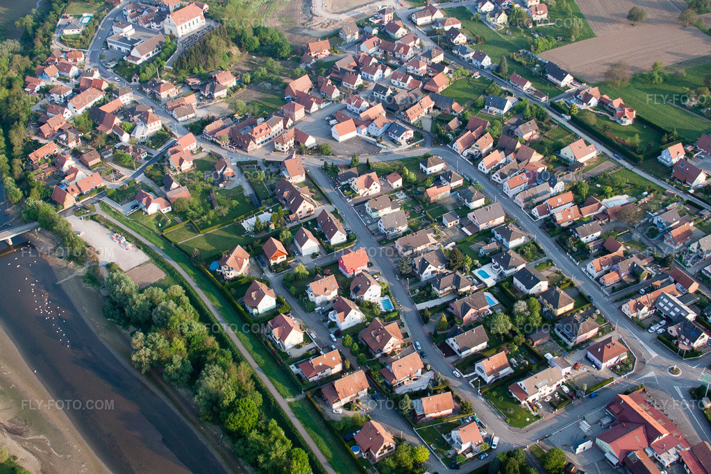 Aerial view: View of the town in Munchhausen in the state Bas-Rhin, France.Photo: IMG_40321.jpg taken on 04/22/2011 by Werner Riehm/FLY-FOTO.comResolution of the original: 4752 x 3168 px