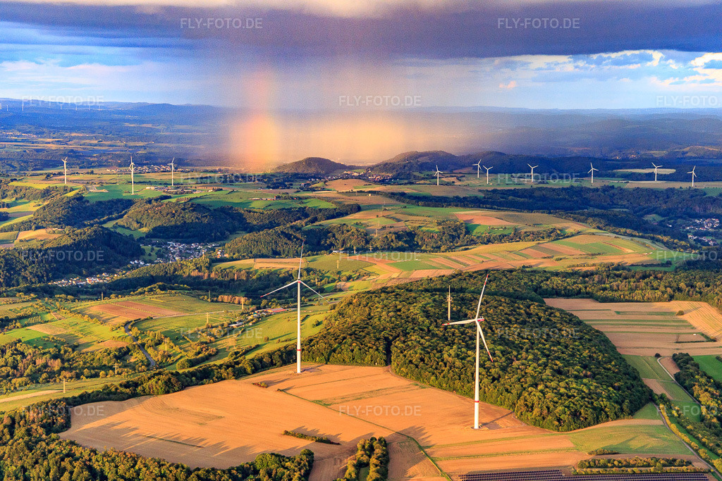 Luftbild: Windpark Merchingen vor einer Regenwand mit Regenbogen im Ortsteil Merchingen in Merzig im Bundesland Saarland in Deutschland. Foto: IMG_149617.jpg vom 05.09.2025 durch Werner Riehm/FLY-FOTO.de