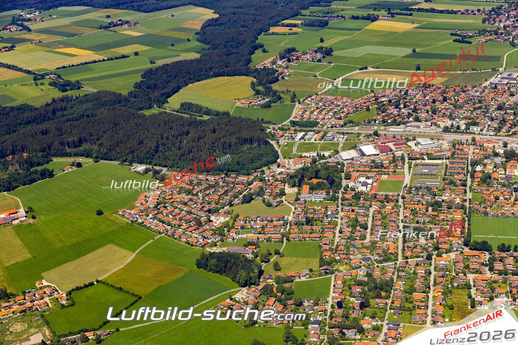 Aktuelles Luftbild von  Holzkirchen - Die Luftaufnahme wurde 2022 mittels UL-Flugzeug erstellt ( keine Drohne ) - hochauflösende Kamera-Systeme von  Canon -Beste Qualität - Für grossformatige Ausdrucke geeignet. Die Geschenkidee !