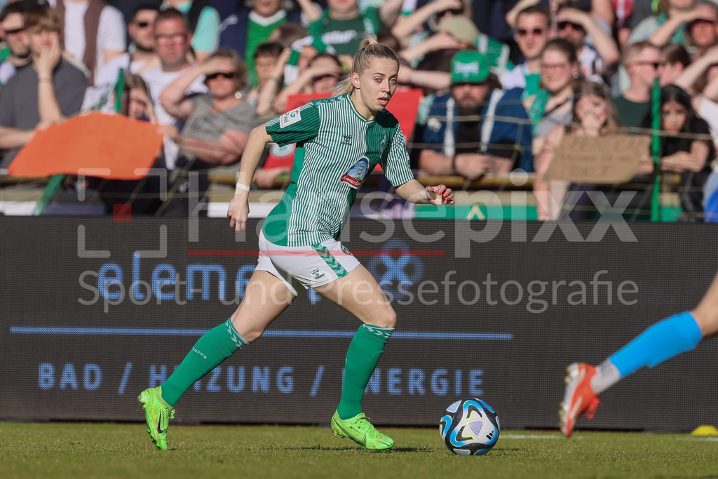 Fussball, Google Pixel Frauen-Bundesliga, SV Werder Bremen - VfL Wolfsburg | v.li.: Nina Lührßen (SV Werder Bremen, 27) am Ball, Einzelbild, Ganzkörper, Aktion, Action, Spielszene, DIE DFB-RICHTLINIEN UNTERSAGEN JEGLICHE NUTZUNG VON FOTOS ALS SEQUENZBILDER UND/ODER VIDEOÄHNLICHE FOTOSTRECKEN. DFB REGULATIONS PROHIBIT ANY USE OF PHOTOGRAPHS AS IMAGE SEQUENCES AND/OR QUASI-VIDEO.