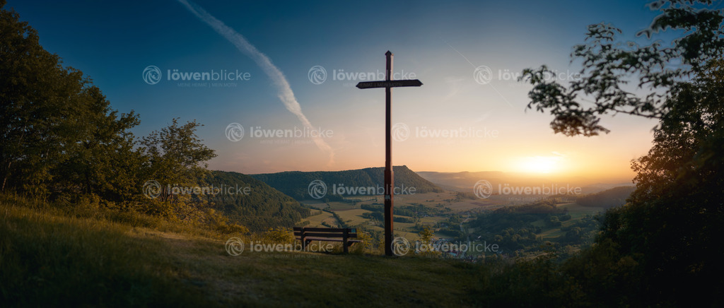 Kreuz auf dem Galgenberg mit Blick über Nenningen | löwenblicke | shop