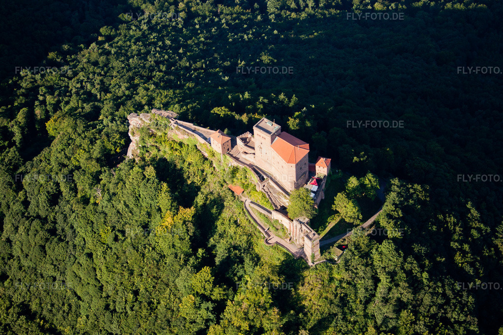 Luftbild: Burg Trifels in Annweiler am Trifels im Bundesland Rheinland-Pfalz in Deutschland. Foto: IMG_30956.jpg vom 07.08.2010 durch Werner Riehm/FLY-FOTO.de