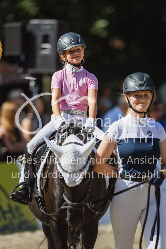 230910_OWLCh_Führzügel-141 | Deine schönsten Turniermomente als professionelle Fotos! Entdecke hochwertige Pferdesport-Fotografie im Online-Shop. Jetzt Fotos finden & bestellen!