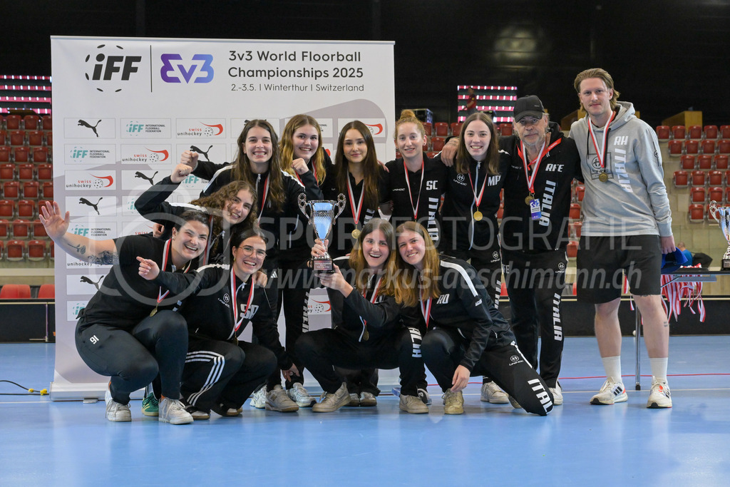 3v3 World Floorball Championships 2025 - Medal Ceremony | Team Italy wins the B final, during 3v3 World Floorball Championships 2025, Switzerland: 03.05.2025, Winterthur, AXA ArenaEvent page: <a href="https://www.u19wfc2025.ch/">www.u19wfc2025.ch</a>Credit: Markus Aeschimann, <a href="https://markus-aeschimann.ch">markus-aeschimann.ch</a>Instagram: <a href="https://instagram.com/sportfotografie.aeschimann">@sportfotografie.aeschimann</a> - Realisiert mit Pictrs.com