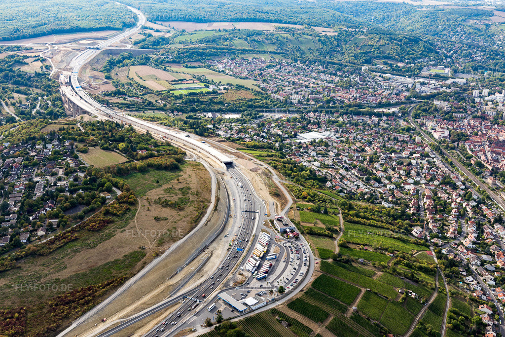 Luftbild: Baustelle zum Neubau der Streckenführung des Katzenbergtunnel im Verlauf des Autobahn- Tunnelbauwerk der BAB A3. im Ortsteil Heidingsfeld in Würzburg im Bundesland Bayern in Deutschland. Foto: IMG_111355.jpg vom 09.09.2018 durch Werner Riehm/FLY-FOTO.de