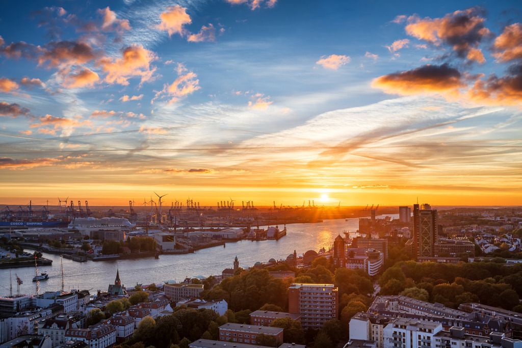 10261009 - Traumhafter Sonnenuntergang | Blick über die Elbe auf den Hamburger Hafen während einer traumhaften Lichtstimmung. Erhältlich als hochwertiges Wandbild auf Leinwand, Acrylglas, Alu-Dibond, Poster oder digital als Download, einfach über "Bestellen" konfigurieren.