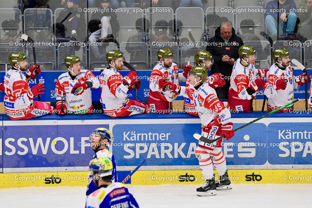 EC IDM Wärmepumpen VSV vs. HCB Südtirol Alperia | Jubel HC Bozen Mannschaft, #39 Brett Pollock HCB Südtirol Alperia, Spielerbank HC Bozen, EC IDM Wärmepumpen VSV vs. HCB Südtirol Alperia, EC IDM Wärmepumpen VSV vs. HCB Südtirol Alperia am 28.12.2025 in Villach (Stadthalle Villach), Austria, (Photo by Bernd Stefan)