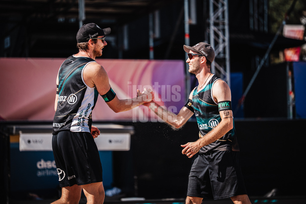 Beachvolleyball | Frauen | Deutsche Meisterschaften 2025 Timmendorfer Strand | 04.09.2025 | v.l. Nils Ehlers und Clemens Wickler klatschen ein