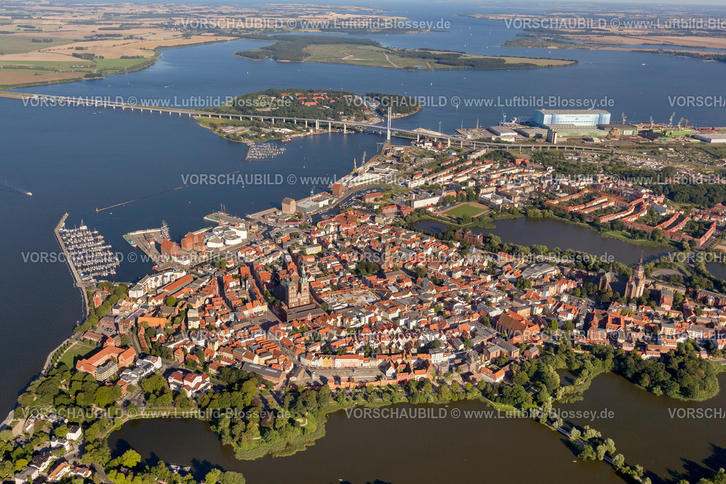 Stralsund12084279 | Stralsund, mit der von Wasser umgebenen Altstadtinsel am Strelasund,  Stralsund, Ostsee, Mecklenburg-Vorpommern, Deutschland, Europa
