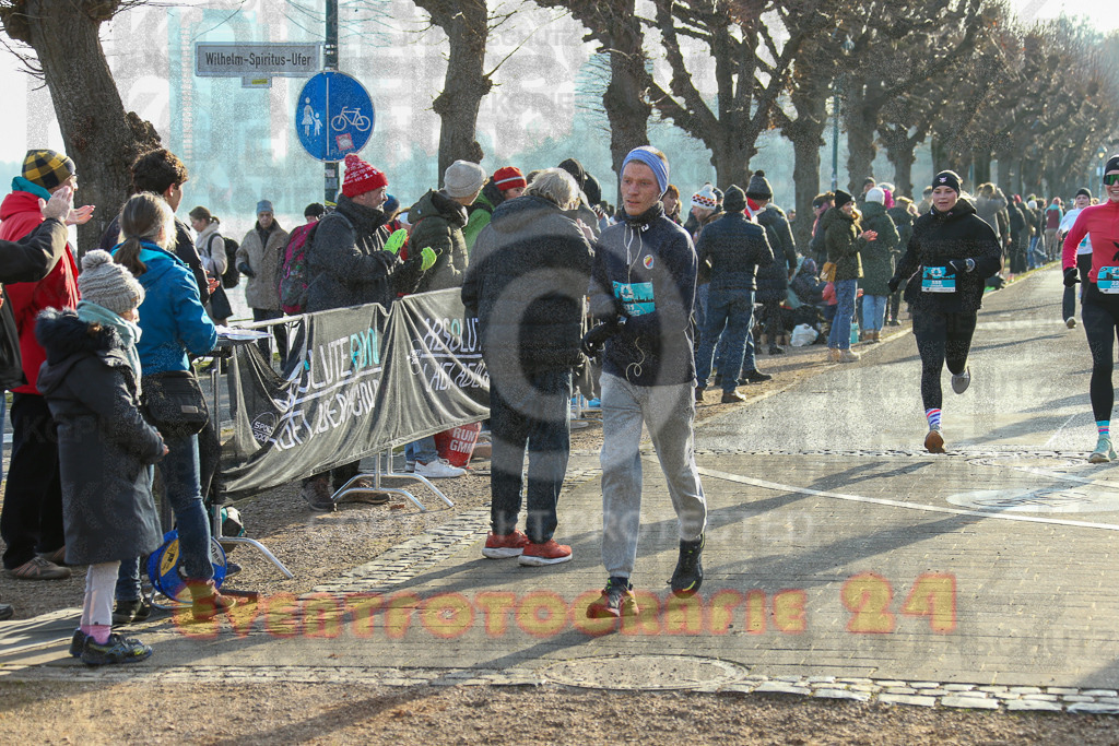 241231_1204_EX1_3736 | Sportfotografie im Rhein-Sieg Kreis, Köln, Bonn, NRW, Rheinland Pfalz, Hessen, etc. Unser Tätigkeitsfeld umfasst den Laufsport vom Volkslauf über den Marathon, Duathlon, Triathon bis zum Ultralauf wie Kölnpfad Ultra oder Schindertrail.