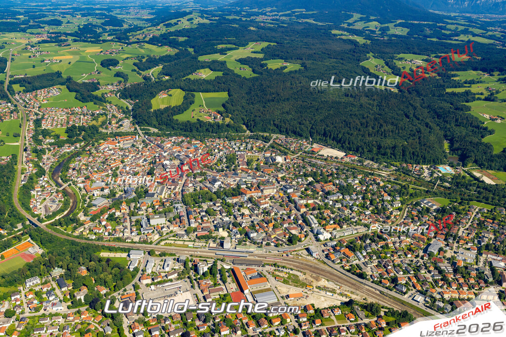 Aktuelles Luftbild von  Traunstein - Die Luftaufnahme wurde 2022 mittels UL-Flugzeug erstellt ( keine Drohne ) - hochauflösende Kamera-Systeme von  Canon -Beste Qualität - Für grossformatige Ausdrucke geeignet. Die Geschenkidee !