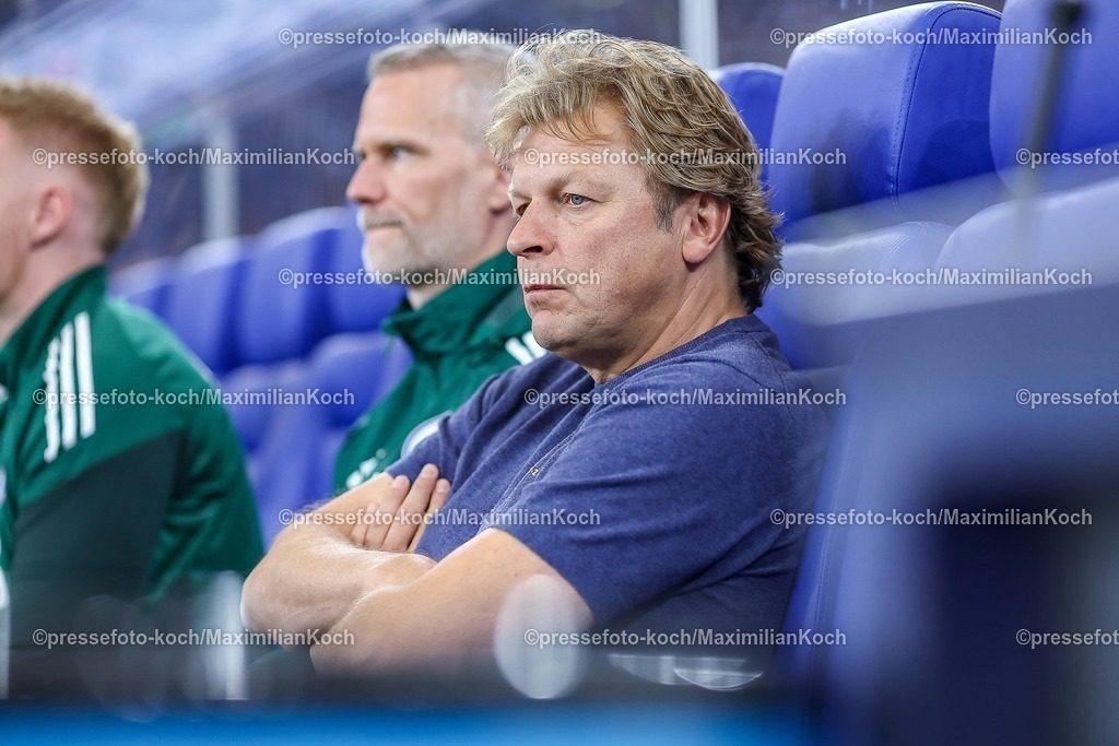 S0413092501034 | 13.09.2025, Fußball, FC Schalke 04 - Holstein Kiel, 5.Spieltag, 2. Fußball Bundesliga, Veltins-Arena Gelsenkirchen, Saison 2025 2026: Youri Mulder - Direktor Profifußball (Schalke04) DFB regulations prohibit any use of photographs as image sequences and or quasi-video.