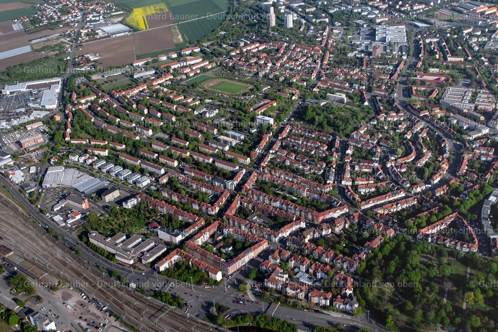 4026003 | ERFURT 06.05.2020 Wohngebiet einer Mehrfamilienhaussiedlung an der Wilhelm-Busch-Straße - Clara-Zetkin-Straße im Ortsteil Daberstedt in Erfurt im Bundesland Thüringen, Deutschland. // Residential area of a multi-family house settlement on Wilhelm-Busch-Strasse - Clara-Zetkin-Strasse in the district Daberstedt in Erfurt in the state Thuringia, Germany. Foto: Gerhard Launer