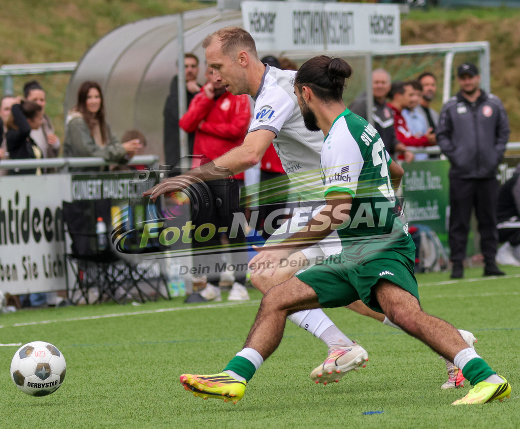 SV Rödinghausen II - FC RW Kirchlengern | Auf dem Bild zu sehen: ; grün SV Rödinghausen II: Arda Ermis ; grau FC RW Kirchlengern: Niklas Wüllner SV Rödinghausen II, FC RW Kirchlengern, Saison 26/27, Westfalenliga, Rödinghausen, Deutschland - Realisiert mit Pictrs.com