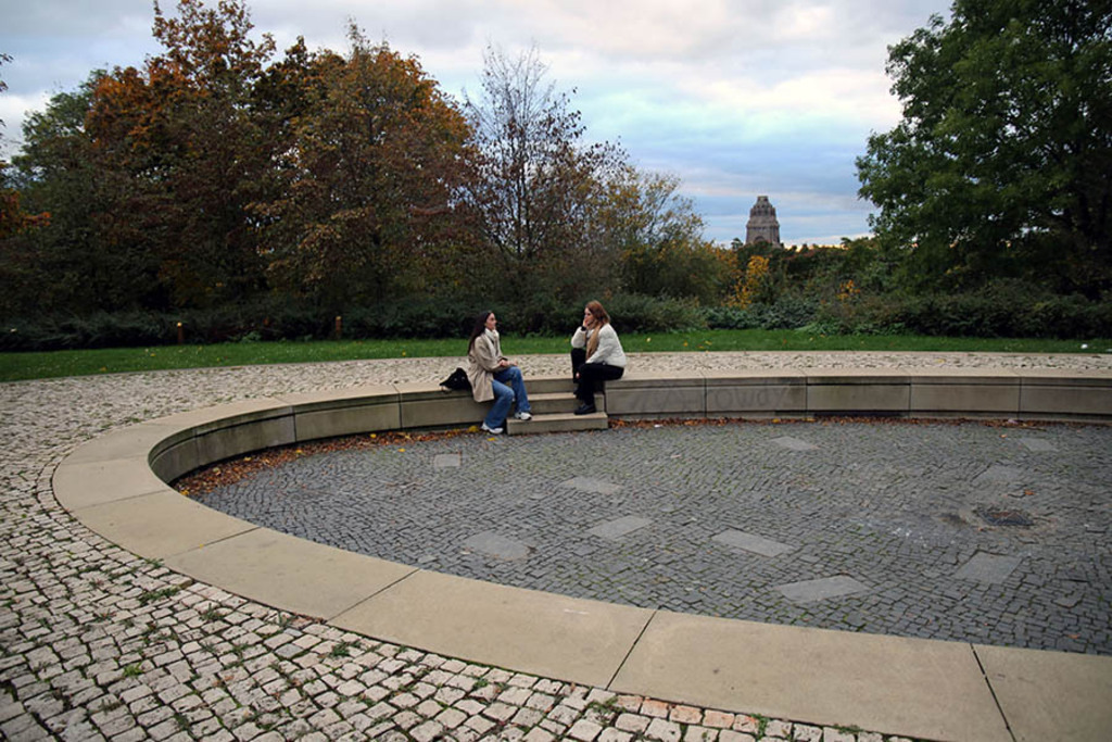 Foto: Leipzig - Etzoldsche Sandgrube - Park und Gedenkort | Das Team hinter BILDLEXIKON LEIPZIG bündelt historische wie aktuelle Informationen über die Stadt Leipzig in Text und Bild auf einer Plattform und stellt diese der interessierten Öffentlichkeit zur Verfügung.