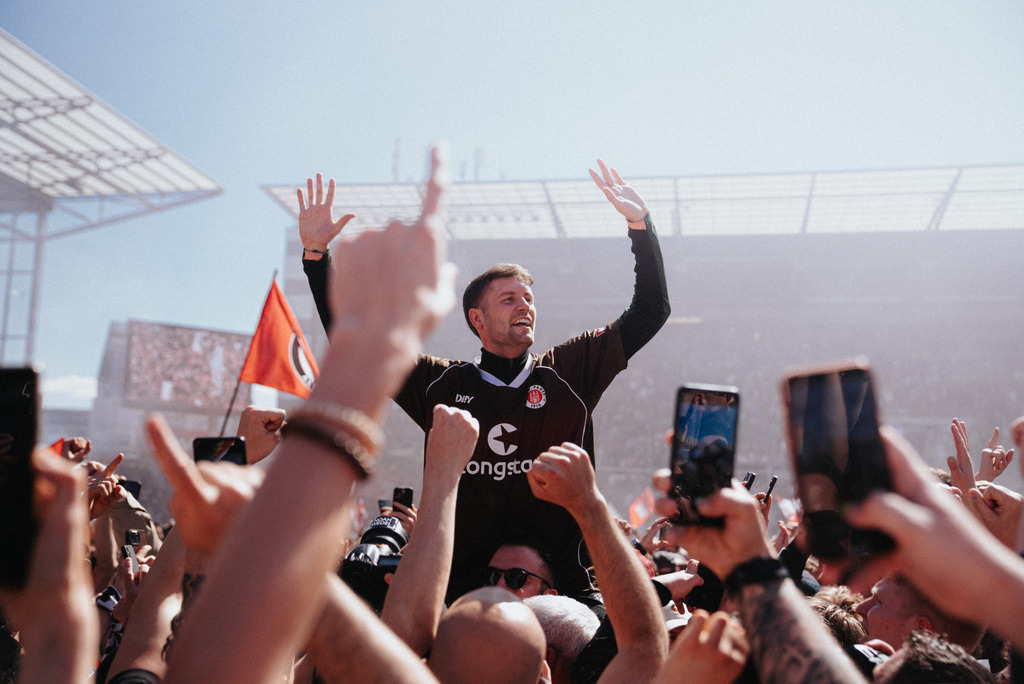 DSC02903 | Der offizielle Shop für FC St. Pauli Fotos. Wähle aus Spielszenen & Fanmomenten dein FCSP Wunschformat. Wir liefern Millerntor-Atmosphäre.