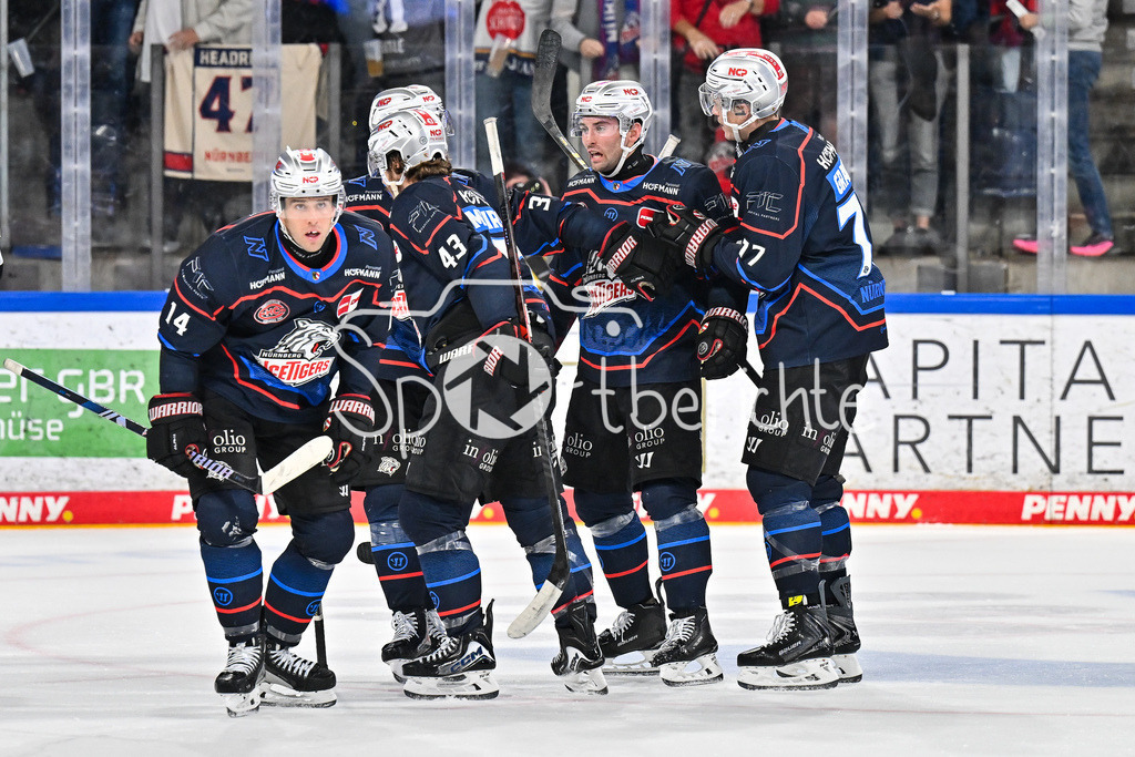 Nürnberg Ice Tigers - Augsburger Panther | Jubel der Ice Tigers nach dem Treffer zum 3-1 durch Cole MAIER (Nürnberg Ice Tigers 14) / Tor / Torschuetze / Freude / Happy / DEL: Nürnberg Ice Tigers - Augsburger Panther; PSD Bank Nürnberg ARENA am 12.09.2025